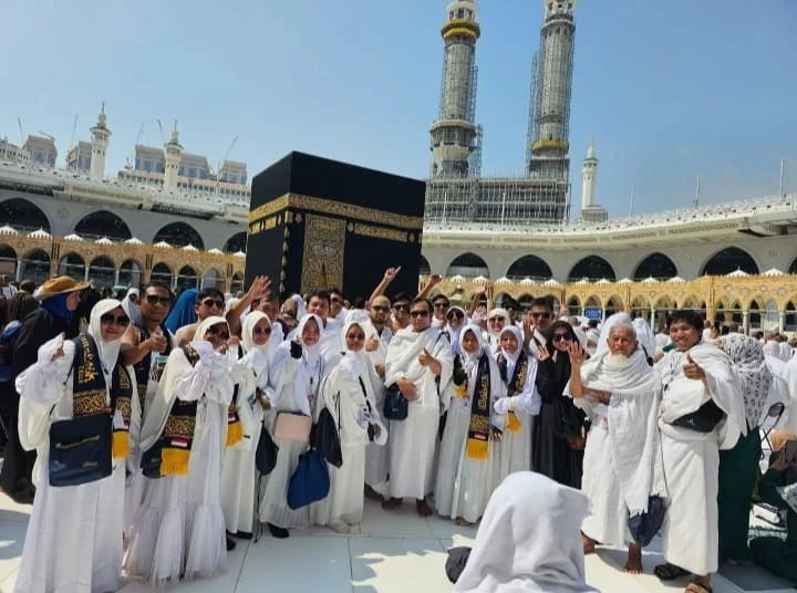 Umrah pilgrims performing pilgrimage at the Kaaba in Makkah